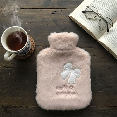 Hello Everyone Yazılı Kurdeleli Pembe Peluş Sıcak Su Torbası 1 Lt – Yumuşak Kılıf, Uzun Süre Sıcak Tutan Termal Su Torbası