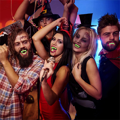 Karanlıkta Parlayan Fosforlu Çift Damak Takma Vampir Dişi