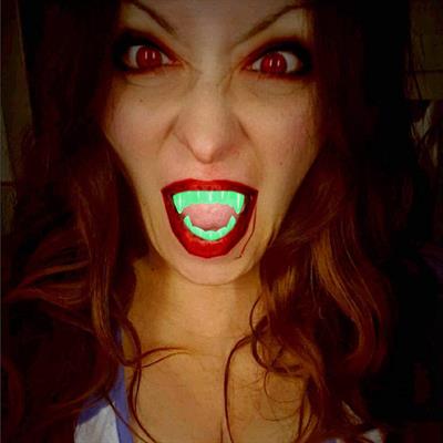 Karanlıkta Parlayan Fosforlu Çift Damak Takma Vampir Dişi (3936)