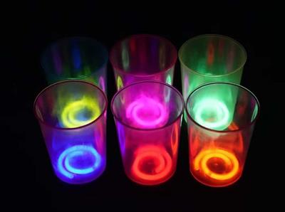 Karanlıkta Yanan Gece Işığı Mega Glow Bardaklar 8 Adet 8.5 x 10.5 cm (3936)