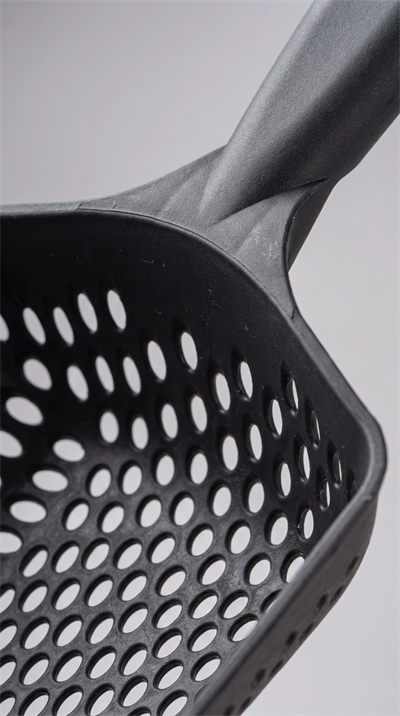 Kedi Kumu Eleme Küreği, Metal gövde ve ince diş yapısıyla hijyenik temizlik amaçlı