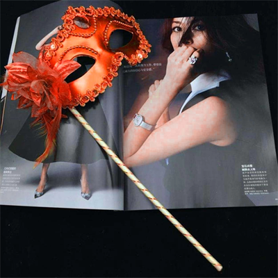 Kırmızı Işıltılı Tutmalı Fotoğraf Çekimi Maskesi 18x29 Cm