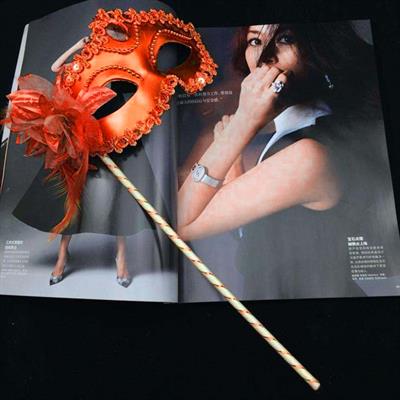 Kırmızı Işıltılı Tutmalı Fotoğraf Çekimi Maskesi 18x29 cm (3936)