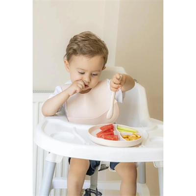 Krem Rengi 3’lü Silikon Yemek Seti – Önlük + Diş Kaşıyıcılı Kaşık + Vakumlu Tabak