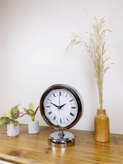 Krom Metal Desenli Roma Rakamlı Masa Saati