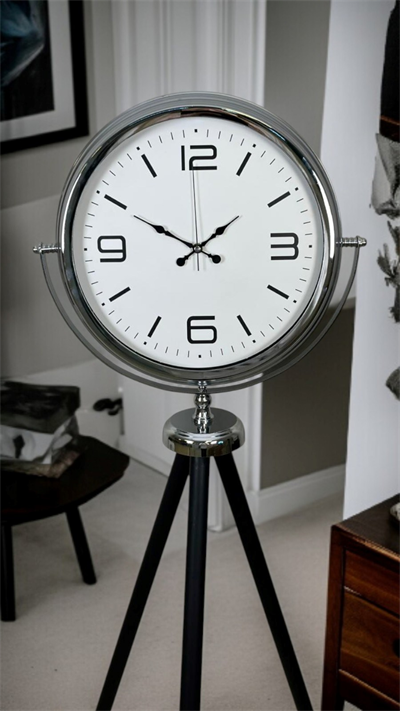 Krom Sade & Şık Tripod Ayaklı Saat