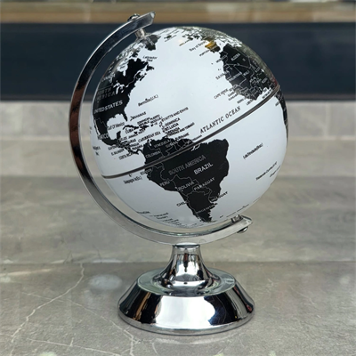 Metal Ayaklı Siyah Beyaz Dünya Küresi