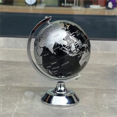 Metal Ayaklı Siyah Dünya Küresi