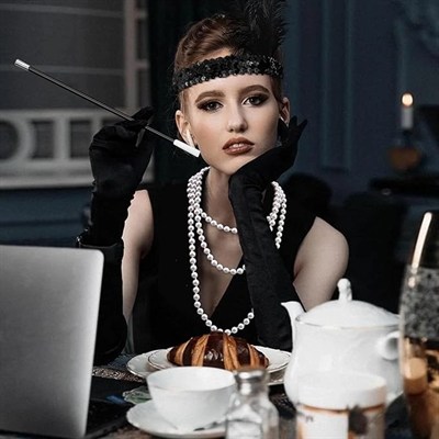 Mey İthalat® 1920’ler Çarliston Aksesuar Seti – İnci Kolye, Eldiven, Sigara Tutucu, Siyah Saç Bandı