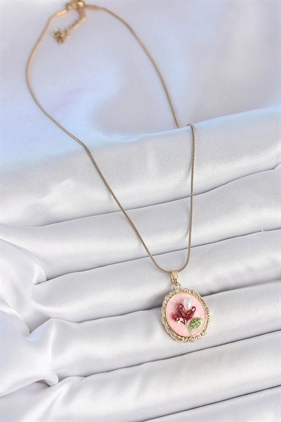 Mey İthalat® 316L Çelik Gold Renk Zincir Pembe Mineli İncili Çiçek İşlemeli Portre Model Kadın Kolye