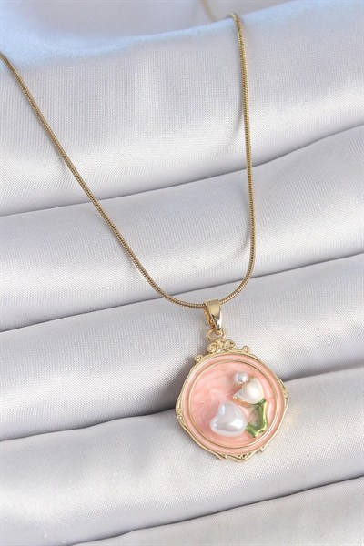 Mey İthalat® 316L Çelik Gold Renk Zincir Pembe Mineli İncili Çiçek İşlemeli Portre Model Kadın Kolye