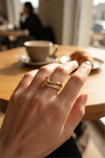 Mey İthalat® Gold Renk Dalgalı ve Zirkon Taşlı Model Kadın Yüzük