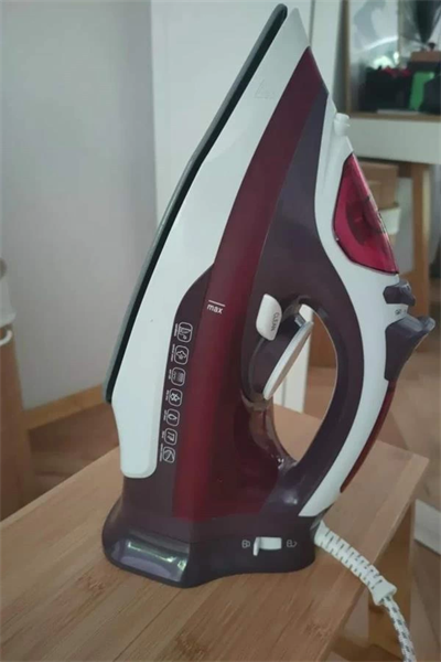 Modern Tasarım 2200W Dayanıklı Buharlı Seramik Kaplama Ütü