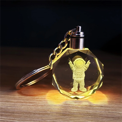 Mutlu Astronot Tasarımlı Renk Değiştiren Anahtarlık