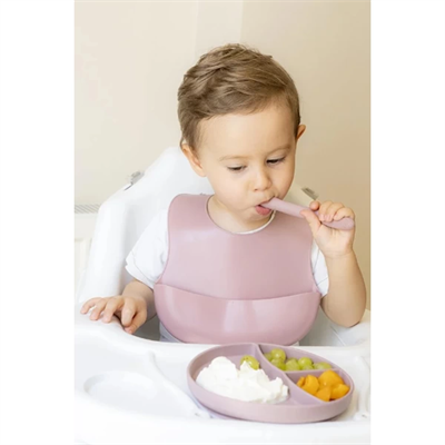 Pembe 3’lü Silikon Yemek Seti – Önlük + Diş Kaşıyıcılı Kaşık + Vakumlu Tabak