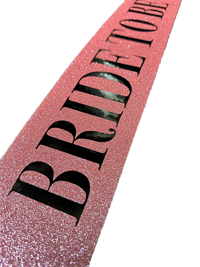 Pembe Üzeri Siyah Büyük Bride To Be Yazılı Simli Işıltılı Kuşak Kemer 10 Cm Genişlik Bx40