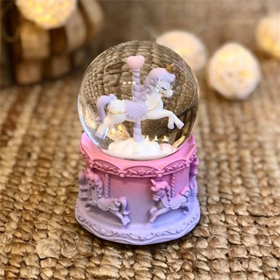 Pilli Işıklı Müzikli Kar Küresi–At Figürlü Eğlenceli Masaüstü Biblo, LED Aydınlatmalı Dekoratif Hediyelik Kar Küresi