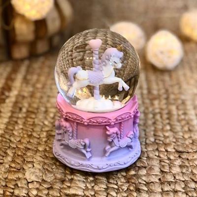 Pilli Işıklı Müzikli Kar Küresi–At Figürlü Eğlenceli Masaüstü Biblo, LED Aydınlatmalı Dekoratif Hediyelik Kar Küresi (3936)