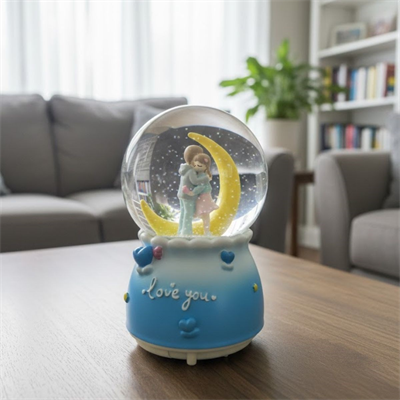Pilli Işıklı Müzikli Kar Küresi–Hilal Ay Figürlü Romantik Masaüstü Biblo, LED Aydınlatmalı Dekoratif Hediyelik Kar Küresi