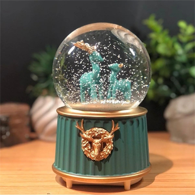 Pilli Işıklı Müzikli Kar Küresi–İki Geyikli Yeşil Figürlü Eğlenceli Masaüstü Biblo, LED Aydınlatmalı Dekoratif Hediyelik Kar Küresi