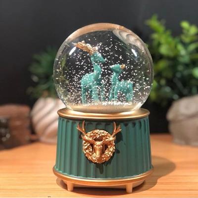 Pilli Işıklı Müzikli Kar Küresi–İki Geyikli Yeşil Figürlü Eğlenceli Masaüstü Biblo, LED Aydınlatmalı Dekoratif Hediyelik Kar Küresi (3936)