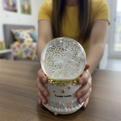 Pilli Işıklı Müzikli Kar Küresi–Pony At Figürlü Eğlenceli Masaüstü Biblo, LED Aydınlatmalı Dekoratif Hediyelik Kar Küresi (3936)