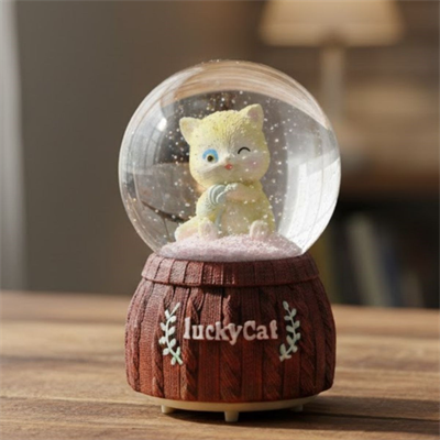 Pilli Işıklı Müzikli Kar Küresi–Şanslı Kedi Figürlü Eğlenceli Masaüstü Biblo, LED Aydınlatmalı Dekoratif Hediyelik Kar Küresi