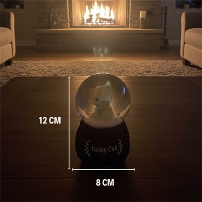 Pilli Işıklı Müzikli Kar Küresi–Şanslı Kedi Figürlü Eğlenceli Masaüstü Biblo, LED Aydınlatmalı Dekoratif Hediyelik Kar Küresi