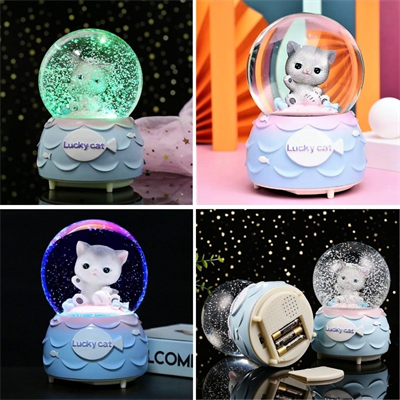Pilli Işıklı Müzikli Kar Küresi–Şanslı Toplu Kedi Figürlü Eğlenceli Masaüstü Biblo, LED Aydınlatmalı Dekoratif Hediyelik Kar Küresi