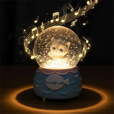 Pilli Işıklı Müzikli Kar Küresi–Şanslı Toplu Kedi Figürlü Eğlenceli Masaüstü Biblo, LED Aydınlatmalı Dekoratif Hediyelik Kar Küresi