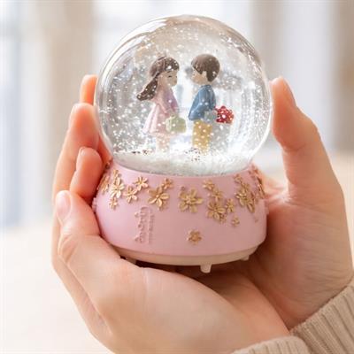 Pilli Işıklı Müzikli Kar Küresi–Sevgili Çiçek Detay Figürlü Eğlenceli Masaüstü Biblo, LED Aydınlatmalı Dekoratif Hediyelik Kar Küresi (3936)