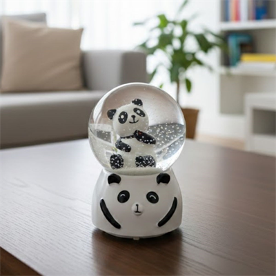 Pilli Işıklı Müzikli Kar Küresi–Sevimli Panda Figürlü Eğlenceli Masaüstü Biblo, LED Aydınlatmalı Dekoratif Hediyelik Kar Küresi