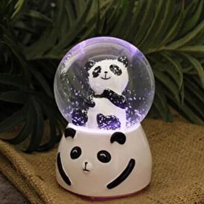 Pilli Işıklı Müzikli Kar Küresi–Sevimli Panda Figürlü Eğlenceli Masaüstü Biblo, LED Aydınlatmalı Dekoratif Hediyelik Kar Küresi (3936)