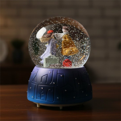 Pilli Işıklı Müzikli Kar Küresi–Valizli Sevgili Çift Figürlü Eğlenceli Masaüstü Biblo, LED Aydınlatmalı Dekoratif Hediyelik Kar Küresi