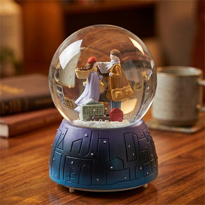 Pilli Işıklı Müzikli Kar Küresi–Valizli Sevgili Çift Figürlü Eğlenceli Masaüstü Biblo, LED Aydınlatmalı Dekoratif Hediyelik Kar Küresi