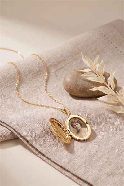 Pirinç Gold Renk Kapaklı Fotoğraf Koyulabilir Model Kadın Kolye