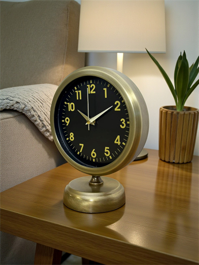 Retro Elegance 25 x 20 Cm Eskitme Metal Masa Saati