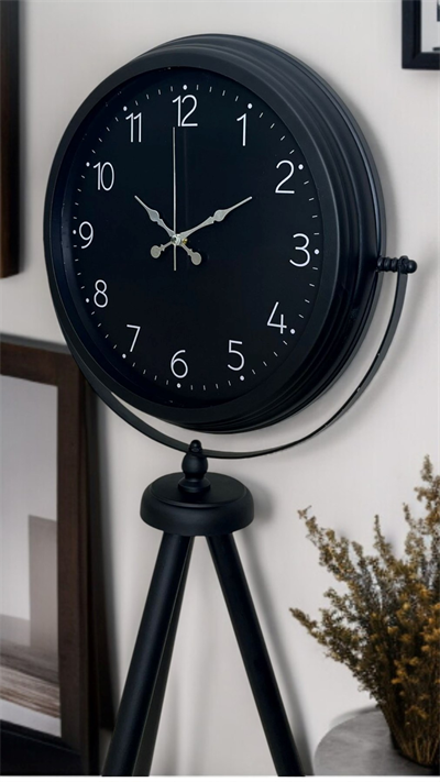 Sade Siyah Tripod Ayaklı Saat