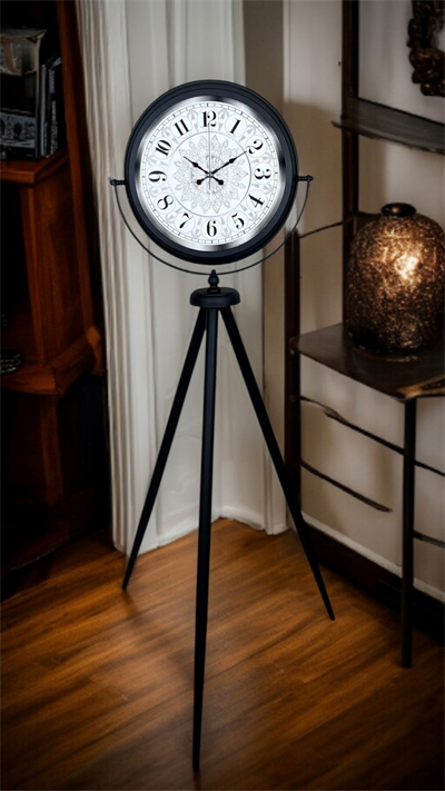 Siyah Desenli Şık Tripod Ayaklı Saat