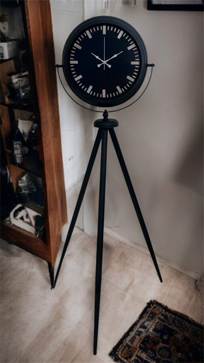 Siyah Lüks Sade Tripod Ayaklı Saat