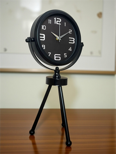 Siyah Zarif Üç Ayaklı Masa Saati