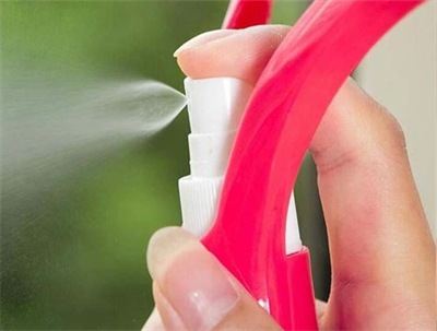 Su Hazneli Ve Spreyli Cam Silme Aparatı