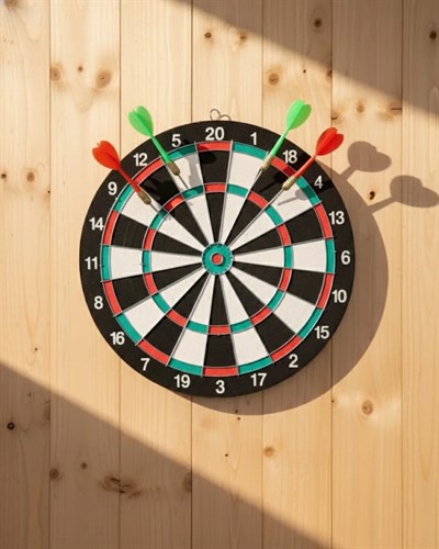 15 İnç Dart Tahtası 4 Metal Uçlu Dart Oku Dayanıklı Ahşap Gövde