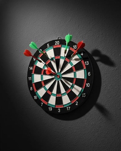 17 İnç Dart Tahtası Sağlam Ahşap Gövde ve Metal İğneli Dart Okları