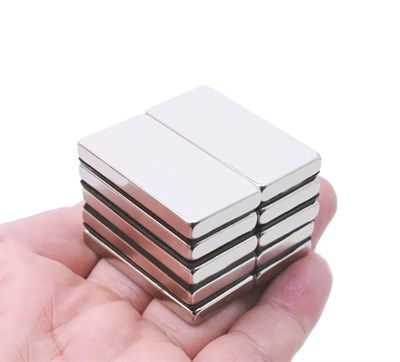 40×20×5 mm N35 Neodyum Mıknatıs – Nikel Kaplama, Köşeli