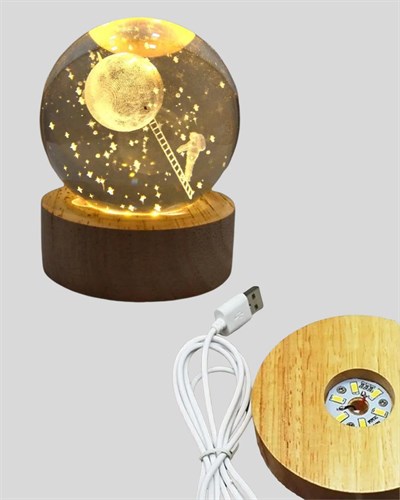 5 cm 3D Kristal Astronot Küre Lamba – Dekoratif LED Işıklı Ahşap Stand