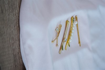 İncili Altın Renk Yan Toka Kombini 4lü