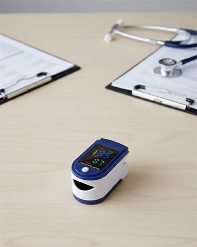 Kolay Kullanımlı Parmak Tipi Pulse Oksimetre Ev Tipi Kullanım
