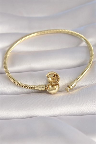 Pirinç Gold Renk İşleme Detay Charm Model Kadın Bileklik