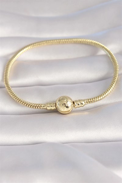 Pirinç Gold Renk İşleme Detay Charm Model Kadın Bileklik